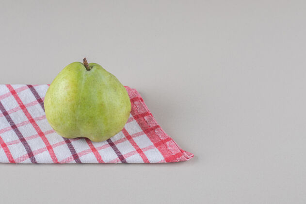 配料把毛巾叠在大理石上的梨子下面营养天然美味