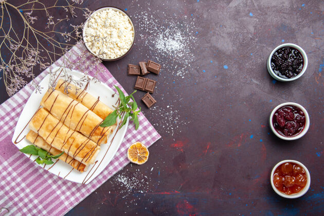 饼干俯瞰美味的甜糕点 黑桌子上有干酪和果酱 饼干 甜茶 甜蛋糕美味现金视图
