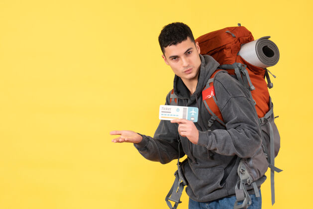 工作正面图酷酷的旅行者 背着红色背包 手里拿着黄色的旅行票高尔夫职业人