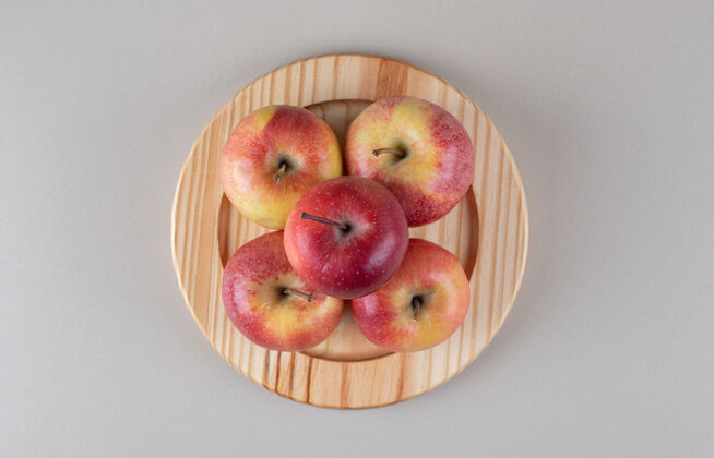 饮食美味的苹果捆在大理石盘上苹果水果新鲜