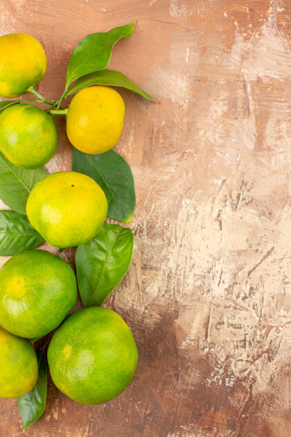 健康在浅色背景上俯瞰酸绿色的橘子树多汁食物