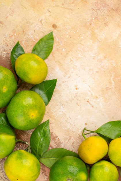 柠檬在浅色背景上俯瞰酸绿色的橘子背景水果健康
