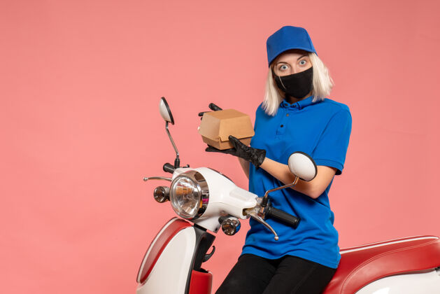 包装正面是戴着面具的女快递员 粉红色的小食品包装车辆摩托车女信使