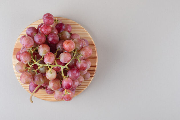 葡萄红葡萄串在大理石上的木盘上饮食新鲜营养