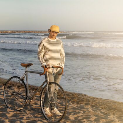 年轻海边骑自行车的人广场自然放松