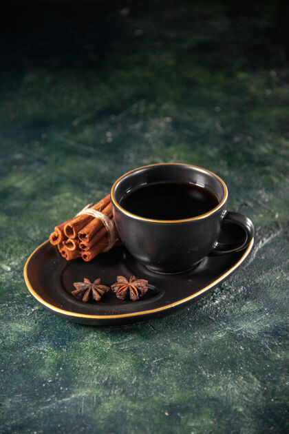 景观前视一杯红茶在茶杯和盘子的深色表面上糖化早餐蛋糕甜点颜色甜美茶碟仪式浓缩咖啡