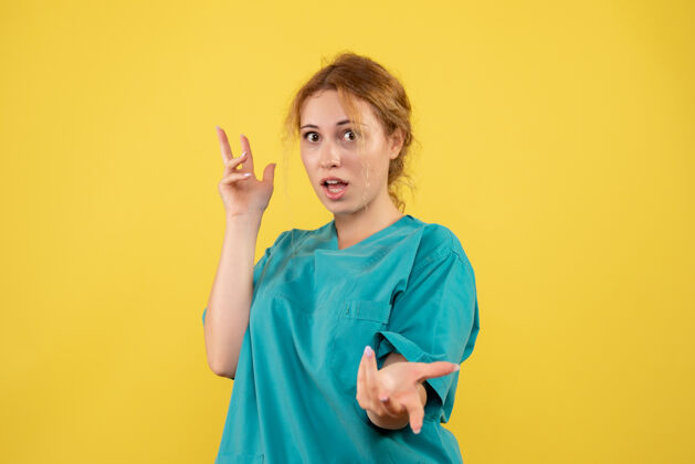 女性前视图穿着医疗衬衫的女医生 健康医生covid-19色医院护士医院成人人