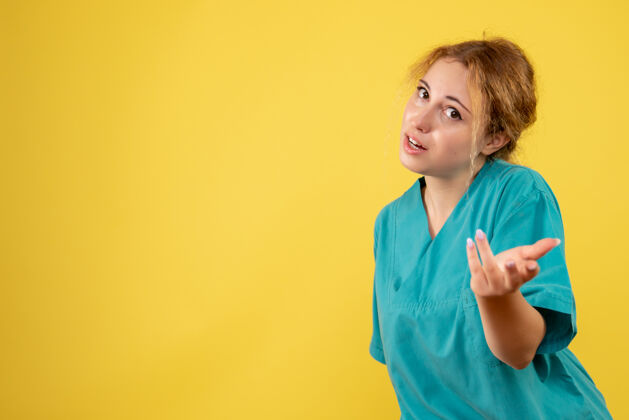 黄色前视图穿着医疗衬衫的女医生 医护人员covid-19健康色成人护士颜色