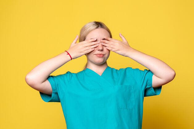 女医生前视图：女医生 穿着医用衬衫 遮住眼睛 医护人员 护士快乐黄色肖像