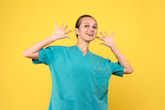 情感正面图女医生穿着医用衬衫 医护人员covid护士医院颜色感慨肖像微笑颜色