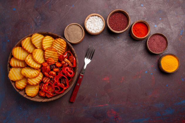 美味顶视图烤土豆与调味品在黑暗的空间晚餐传统食品