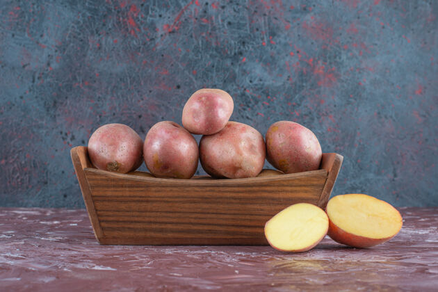 蔬菜成熟的土豆放在木箱里 大理石背景上盒装滋补健康