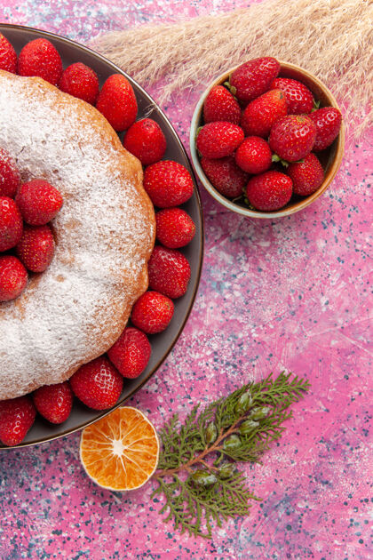 盘子顶视图美味的草莓派与糖粉上的粉红色蛋糕碗美味