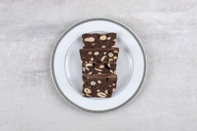 布朗尼自制巧克力布朗尼放在盘子里 放在大理石桌上烘焙甜点糕点