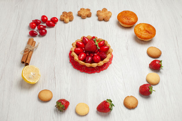 甜点正面图白色桌面上有水果和蛋糕的小饼干饼干饼干甜茶饼干食品饼干