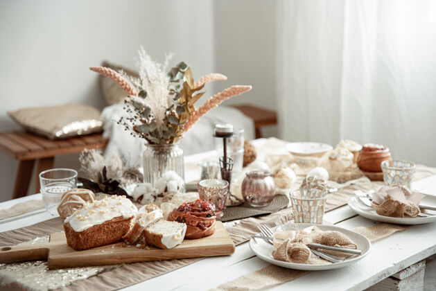 传统一张节日餐桌 美丽的背景和新鲜出炉的复活节糕点蛋糕舒适静物