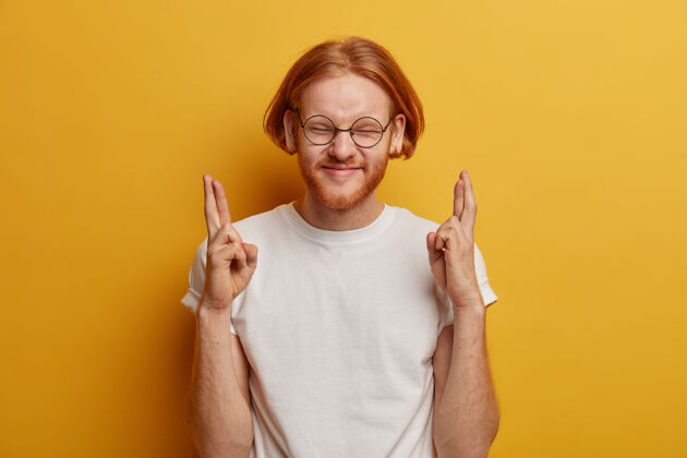 发型高兴的红头发男人有个愿望申请一份理想的工作手指胡须T恤