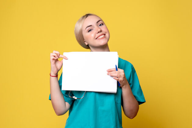 女性正面图女医生拿着不同的证件 病毒大流行的医护人员科维德-19医院快乐海报健康