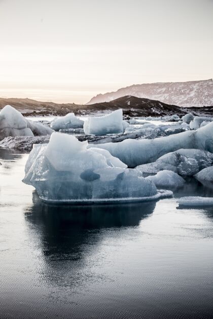 自然垂直拍摄的几块冰在冰河泻湖在冰岛冰山冰川泻湖