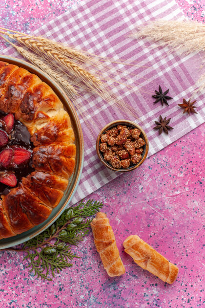 草莓俯瞰美味的草莓派水果蛋糕 粉色面包圈饼干蛋糕干的