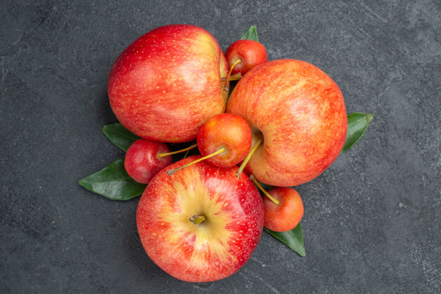 新鲜顶部特写查看水果浆果和苹果的叶子成熟饮食健康
