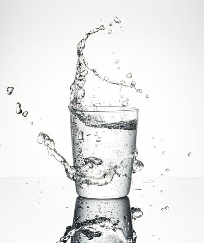 口渴水从玻璃里溅出来健康液体矿泉水