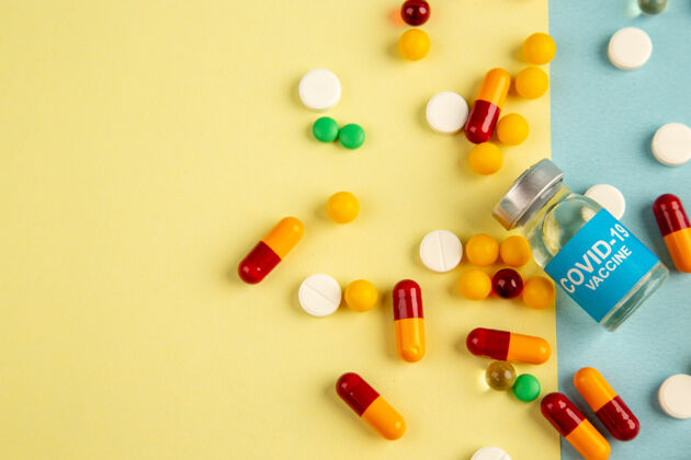 安瓿顶视图黄蓝色背景上不同的疫苗药丸处方瓶子实验室