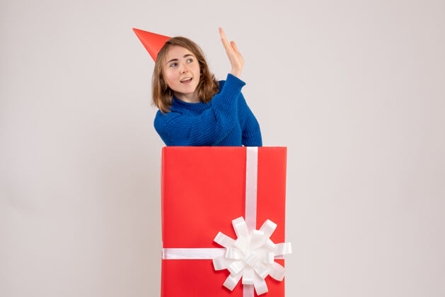 颜色正面图红色礼品盒内的年轻女性礼物内在圣诞节