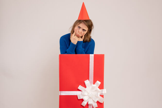 悲伤正面图红色礼品盒内的年轻女性 面带愁容礼物情绪脸