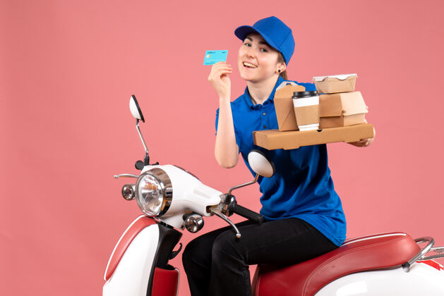 车辆正面图女快递员带着食品包和银行卡上粉色工彩车送食品制服服务景观成人自行车