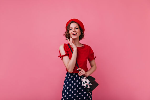 粉色穿着春季法国服装的温文尔雅的女人在享受照片戴贝雷帽的高加索女孩微笑的肖像时尚休闲女士