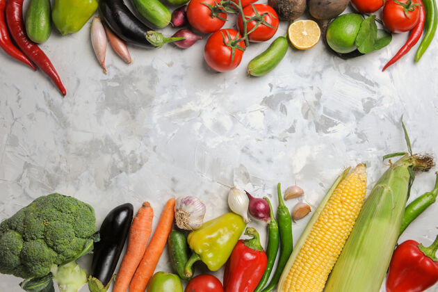 成熟顶视图白色地板上的新鲜蔬菜组成素食食品新鲜蔬菜