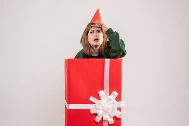 惊喜正面图红色礼品盒内的年轻女性礼物爱国购物