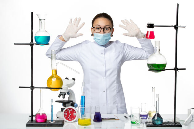 化学正面图白色背景病毒化学实验室covid-splash 身穿医疗服 带面罩的女化学家实验室医学面具