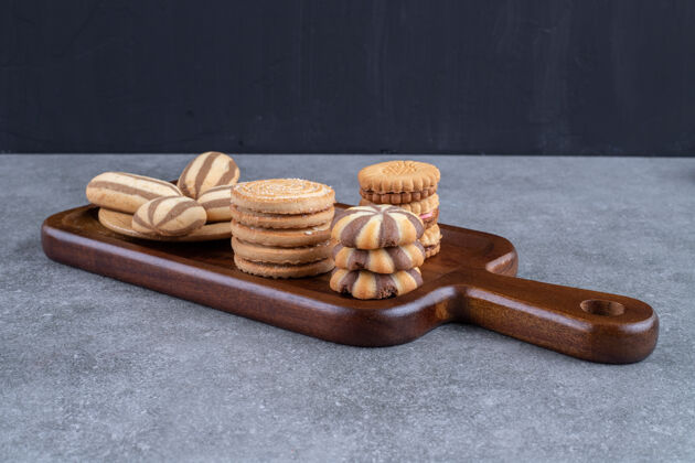 饼干一块木板和各种饼干捆在一起牙刷风味板