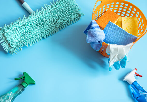家居彩色组成的拖把 海绵 抹布 手套和清洁剂的一般清洁清洁服务的概念背景清洁产品洗涤剂