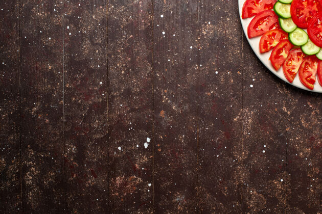 沙拉顶视图新鲜的红色西红柿切片新鲜沙拉在棕色空间新鲜的餐番茄