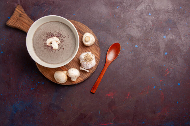 生的顶视图美味蘑菇汤新鲜蘑菇黑暗空间容器晚餐碗