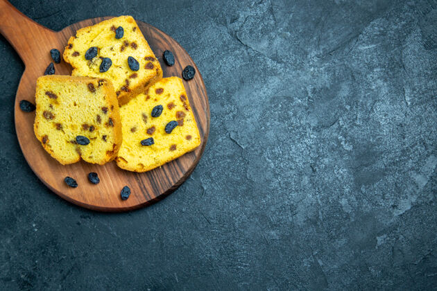 糖俯瞰美味的葡萄干蛋糕切片在深蓝色的空间健康厨房新鲜