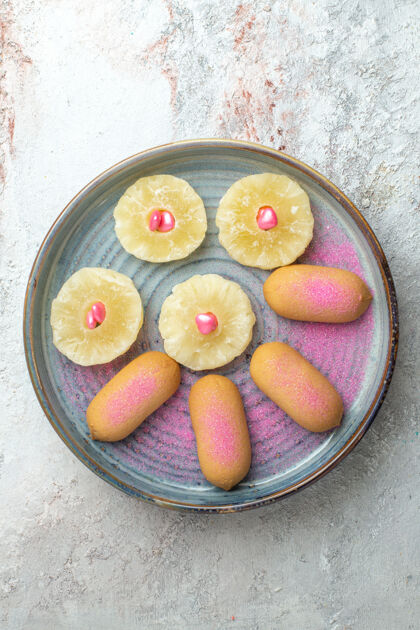 葡萄干顶视图小饼干与干菠萝环上的空白食品生的减肥