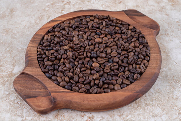 咖啡咖啡豆堆在木托盘上芳香美味
