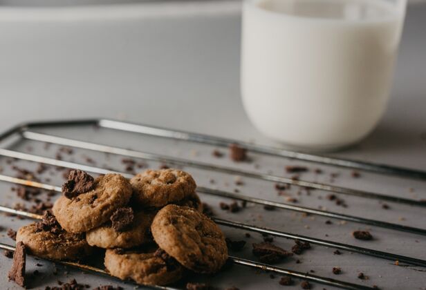 早餐选择焦点拍摄的烤网格美味的圆形巧克力饼干和一杯牛奶网格特写圆形
