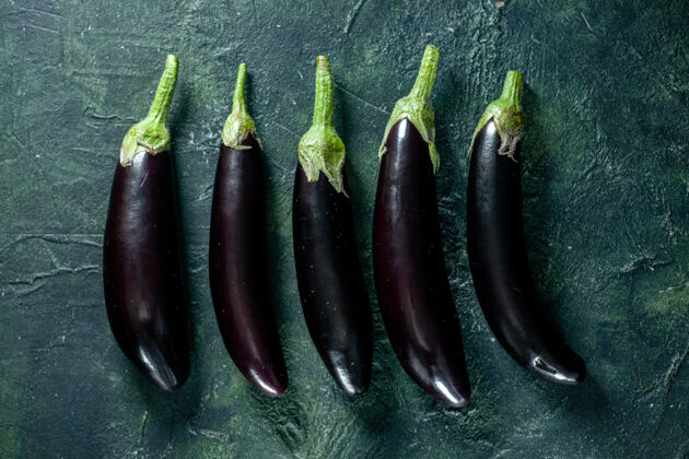 蔬菜顶视图黑茄子上的深色表面蔬菜新鲜的一餐沙拉食物辣椒色成熟黑茄子辣椒西葫芦