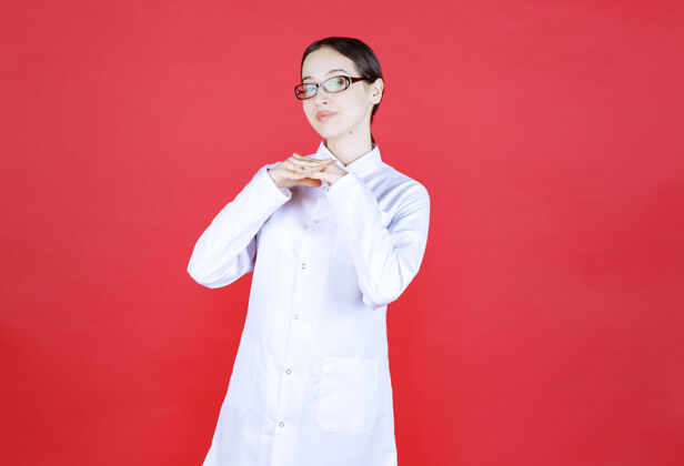 女性戴眼镜的女医生保持冷静医学从业者诊所