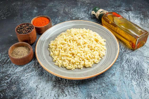 调味品前视图煮熟的珍珠大麦与调味品上轻表面健康食物米饭