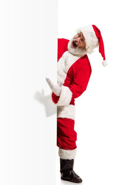 空快乐惊喜的圣诞老人指着空白的广告横幅背景和复制空间微笑的老人在白色空白的空白海报显示指向季节诺埃尔