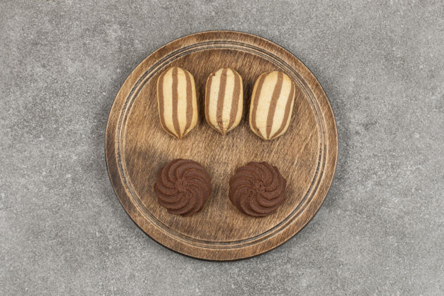 美味美味的可可饼干放在木板上食品面包房饼干