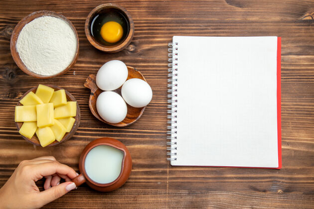面粉顶视图生鸡蛋加芝士粉和牛奶放在木面上产品蛋面团食物生的球生的奶酪