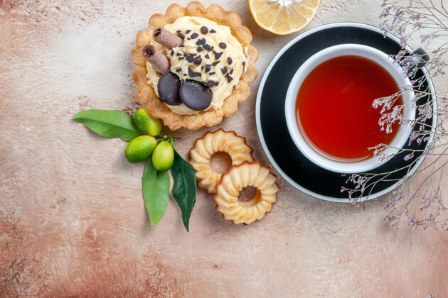 茶杯顶部特写镜头一杯茶蛋糕饼干一杯茶柑橘类水果特写食物美食