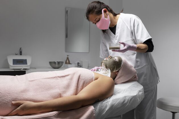 治疗在美容院做面部护理的女人年轻健康沙龙